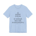 KEEP CALM A E MĀMĀ MA NĀ PAHUHOPU T-Shirt (Baby Blue–Silver)