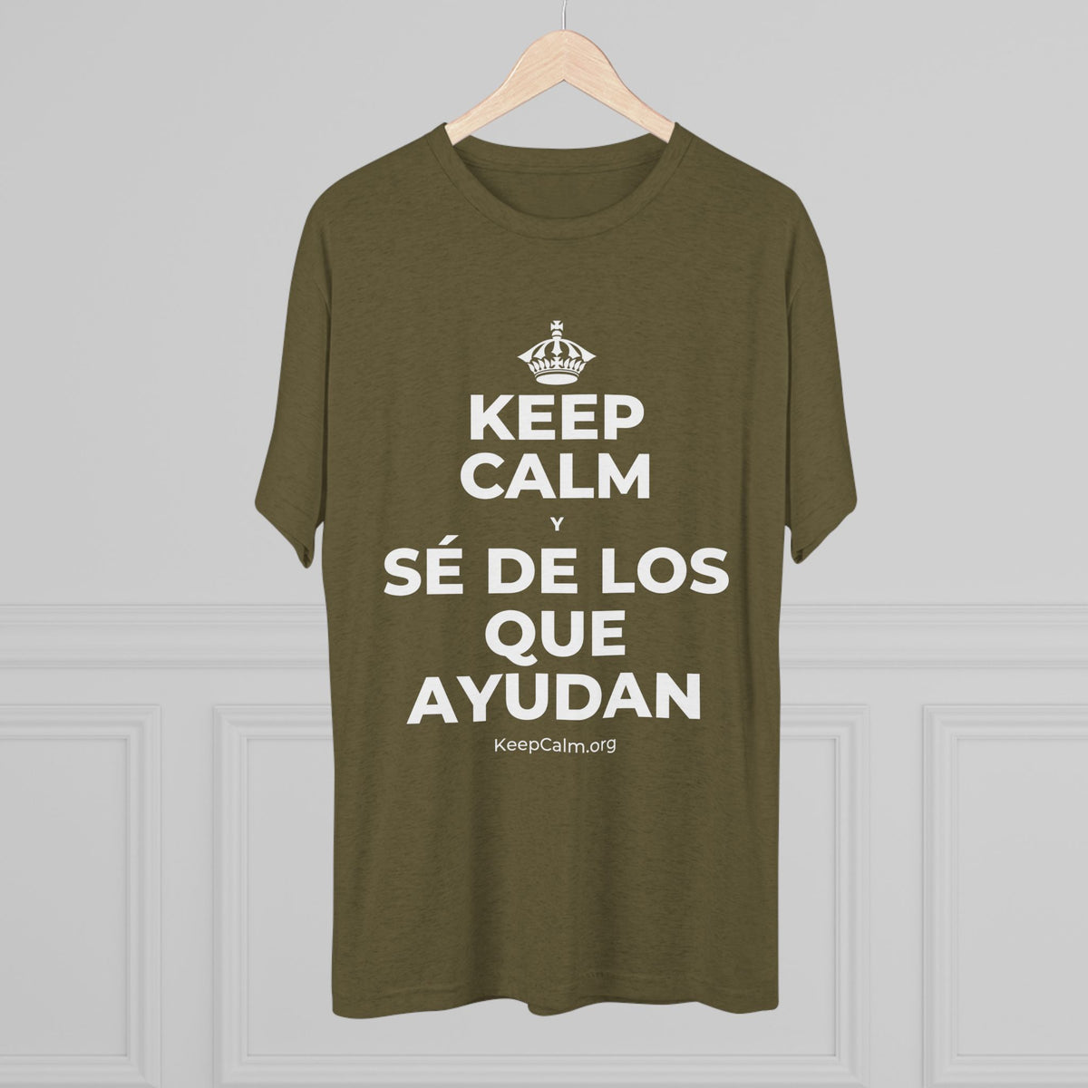 KEEP CALM Y SÉ DE LOS QUE AYUDAN Tri-Blend Tee