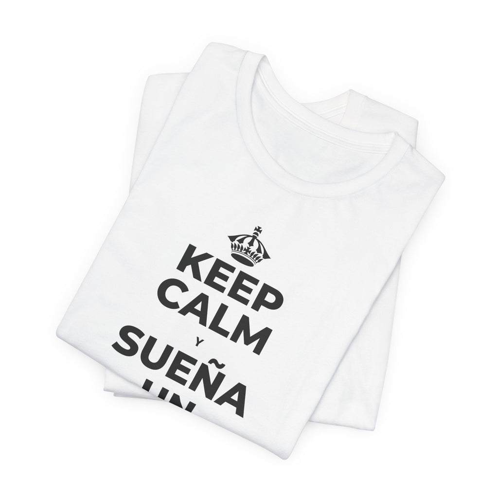 KEEP CALM Y SUEÑA UN POCO MÁS GRANDE T-Shirt (White–Asphalt)