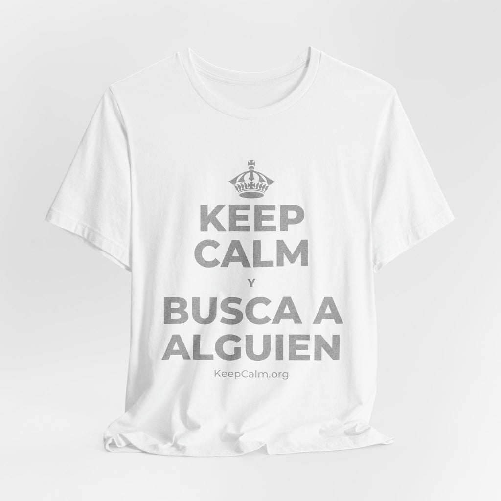 KEEP CALM Y BUSCA A ALGUIEN T-Shirt (White–Asphalt)