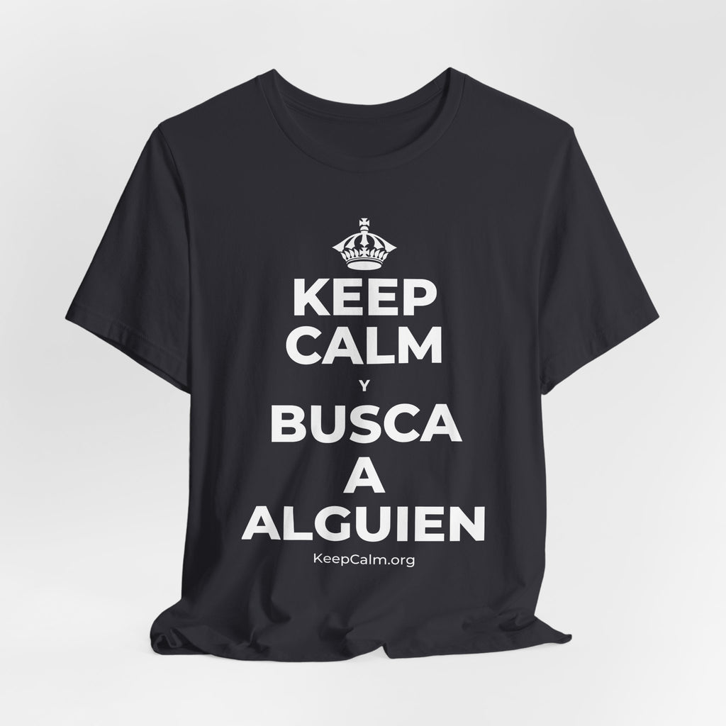 KEEP CALM Y BUSCA A ALGUIEN T-Shirt (Baby Blue–Silver)