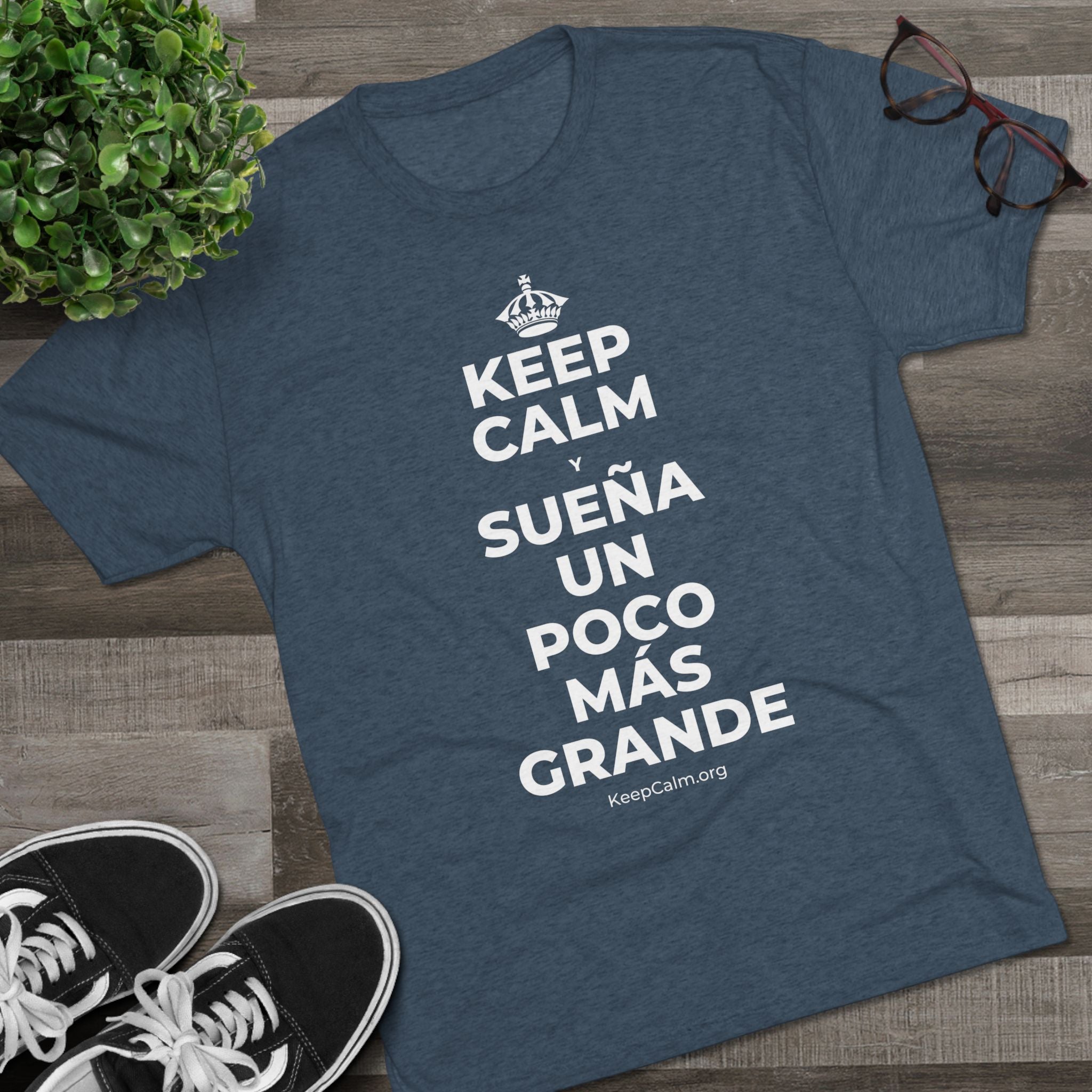 KEEP CALM Y SUEÑA UN POCO MÁS GRANDE Tri-Blend Tee