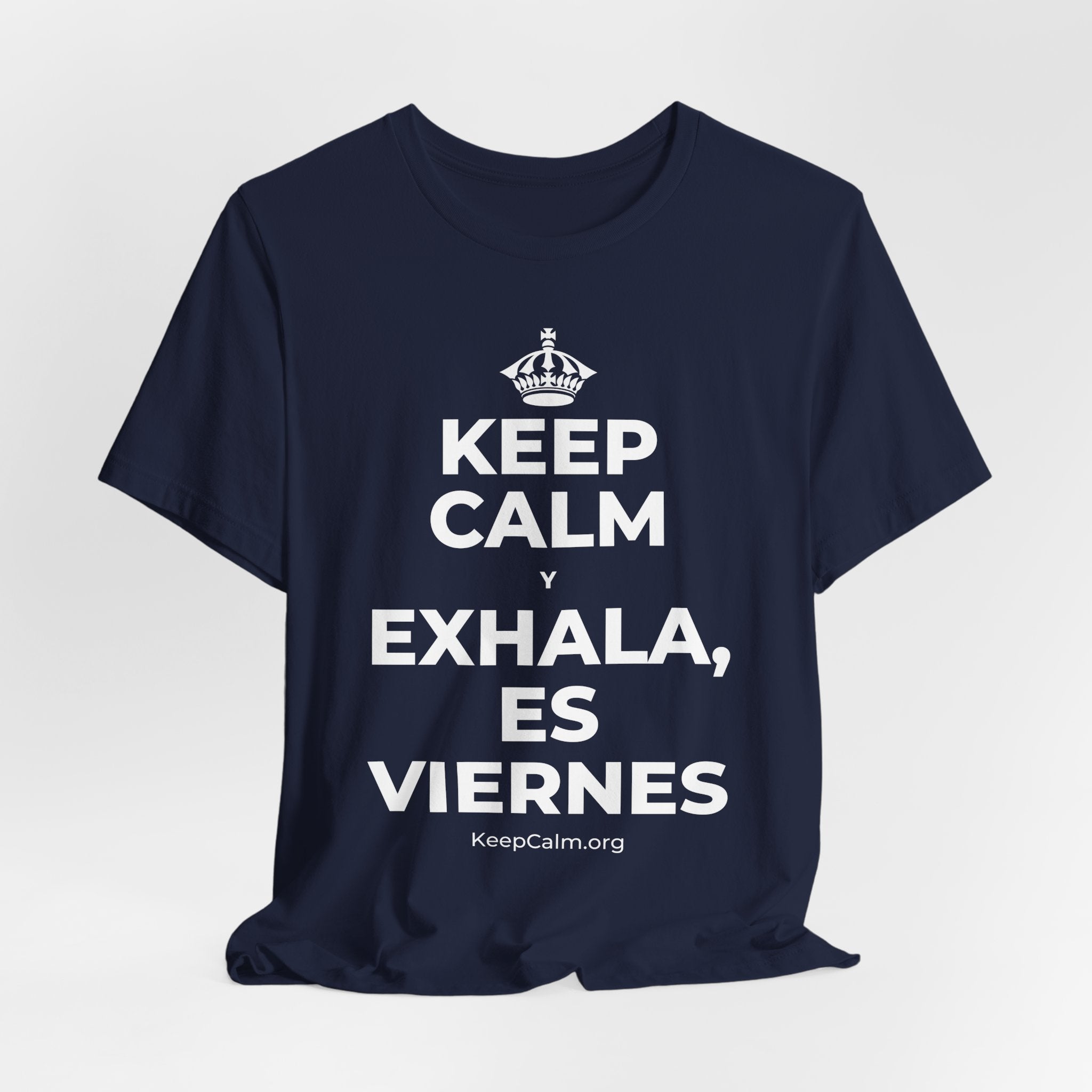 KEEP CALM Y EXHALA, ES VIERNES T-Shirt (White–Asphalt)