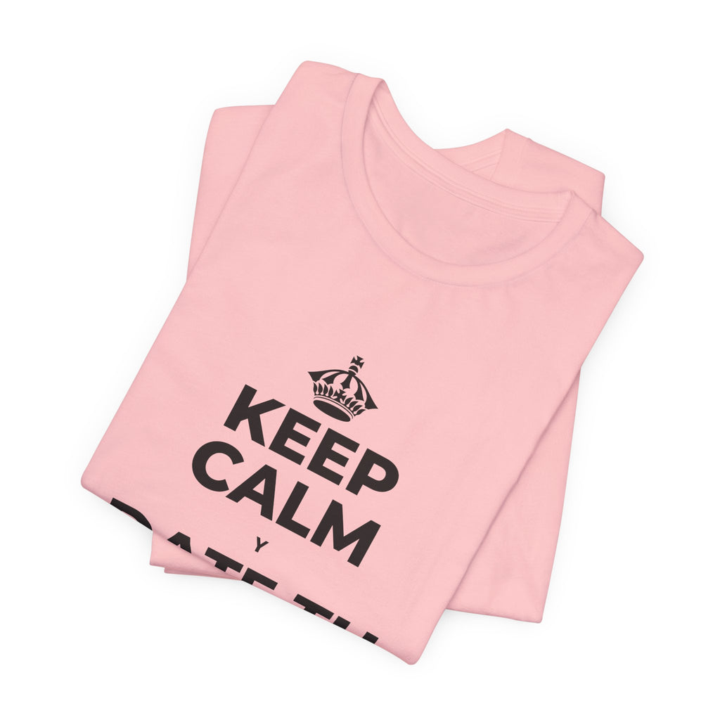 KEEP CALM Y DATE TU VUELTA DE HONOR T-Shirt (White–Asphalt)