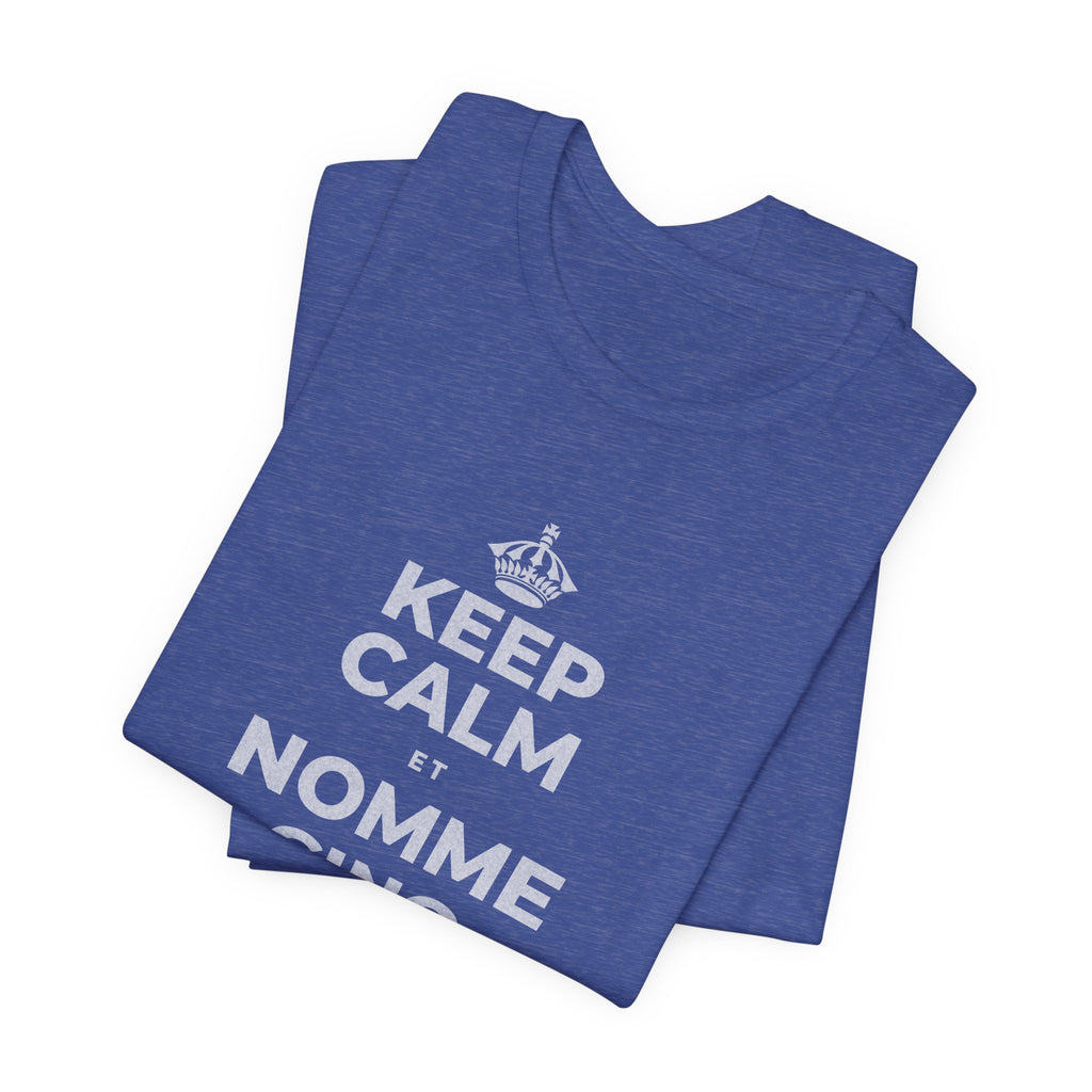 KEEP CALM ET NOMME CINQ CHOSES QUE TU VOIS T-Shirt (Baby Blue–Silver)