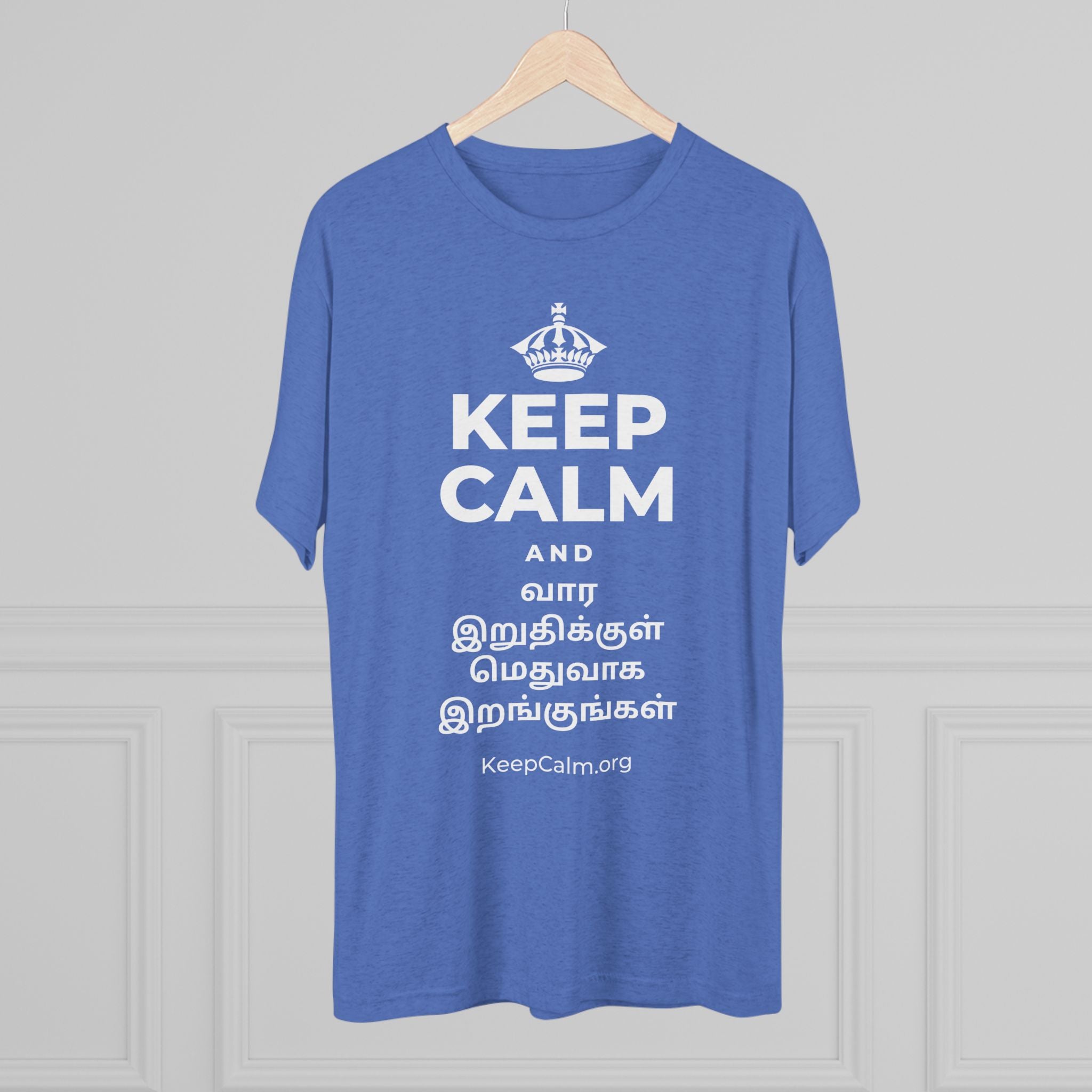 KEEP CALM AND வார இறுதிக்குள் மெதுவாக இறங்குங்கள் Tri-Blend Tee