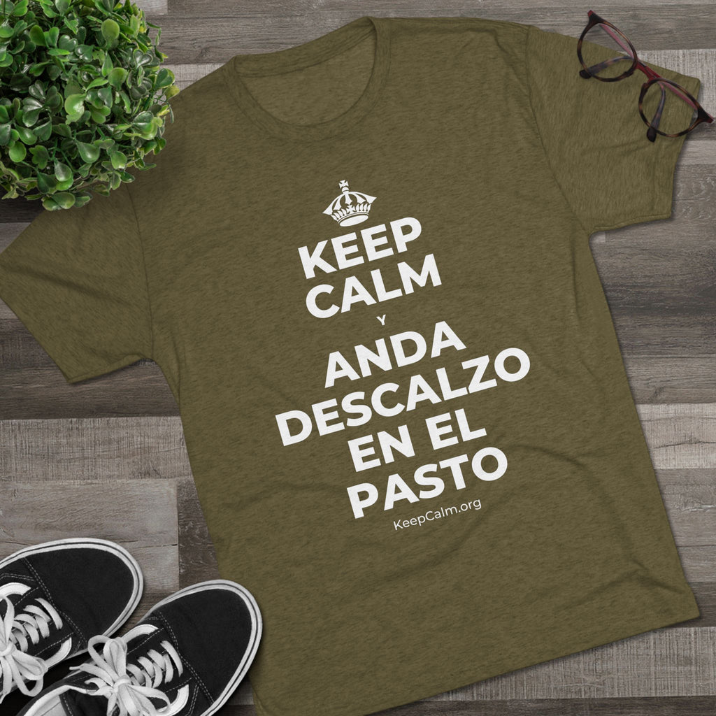 KEEP CALM Y ANDA DESCALZO EN EL PASTO Tri-Blend Tee
