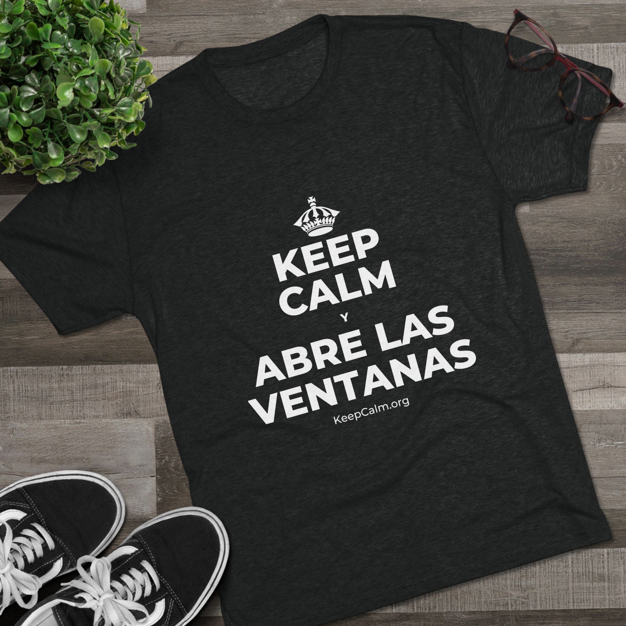 KEEP CALM Y ABRE LAS VENTANAS Tri-Blend Tee