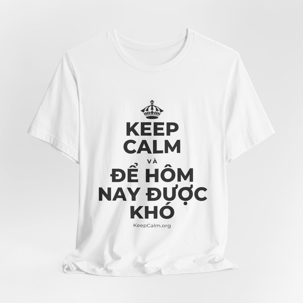 KEEP CALM VÀ ĐỂ HÔM NAY ĐƯỢC KHÓ T-Shirt (White–Asphalt)