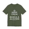 KEEP CALM Y BUSCA A ALGUIEN T-Shirt (Military Green–Autumn)