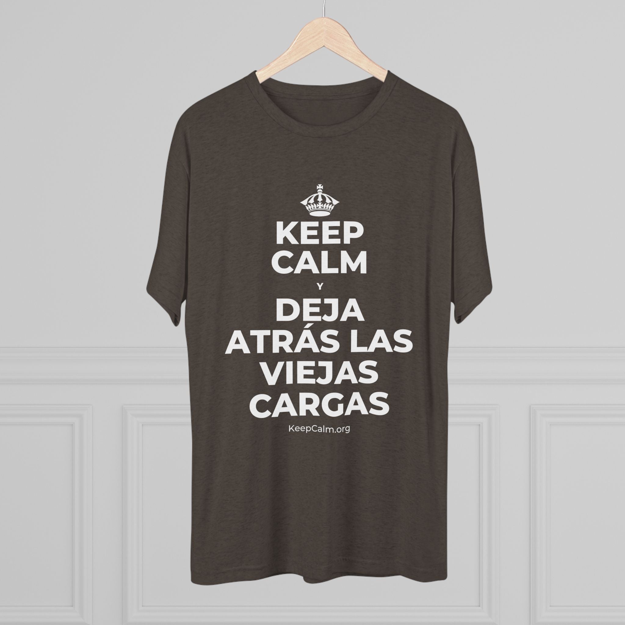KEEP CALM Y DEJA ATRÁS LAS VIEJAS CARGAS Tri-Blend Tee