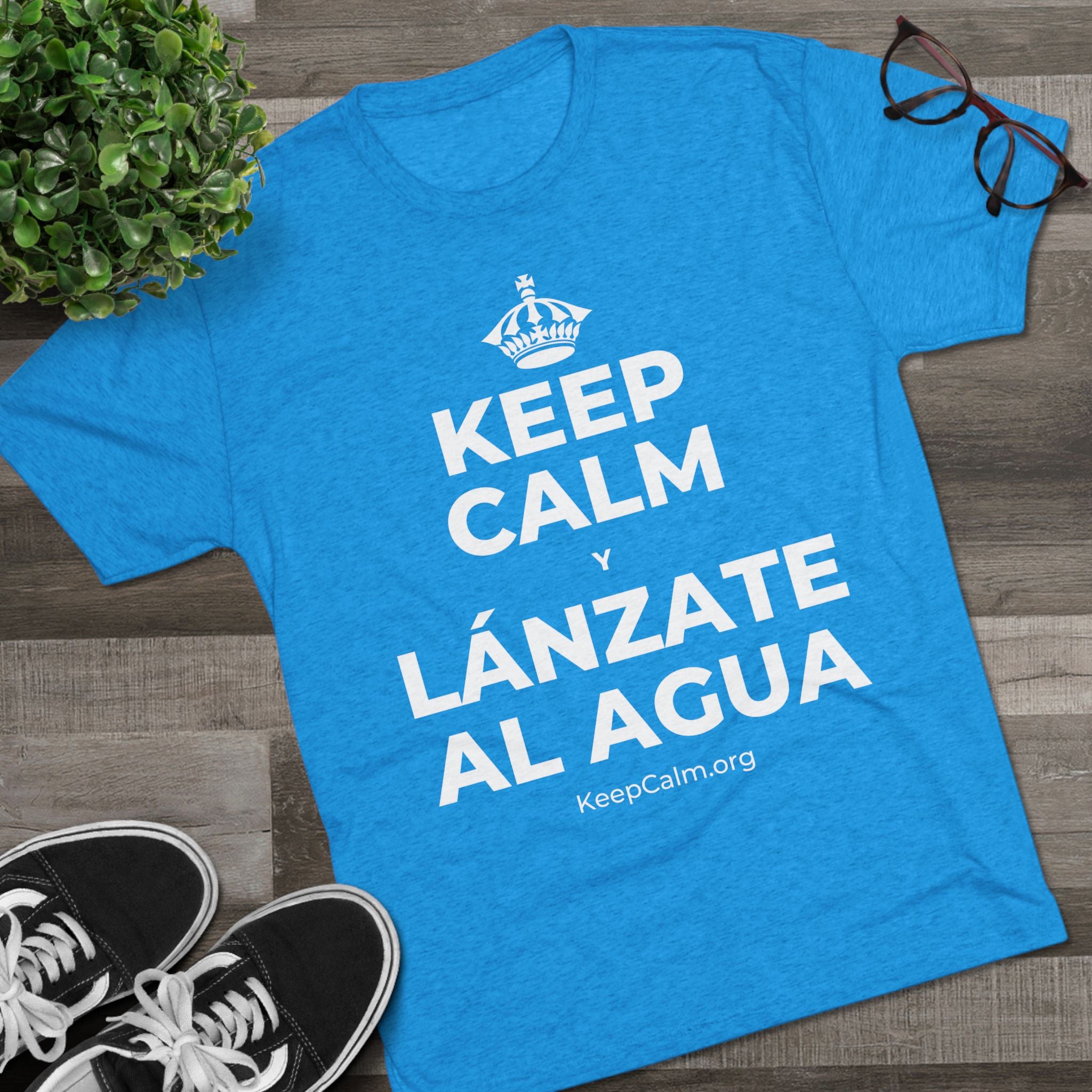 KEEP CALM Y LÁNZATE AL AGUA Tri-Blend Tee