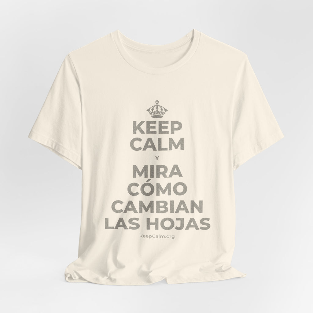 KEEP CALM Y MIRA CÓMO CAMBIAN LAS HOJAS T-Shirt (White–Asphalt)