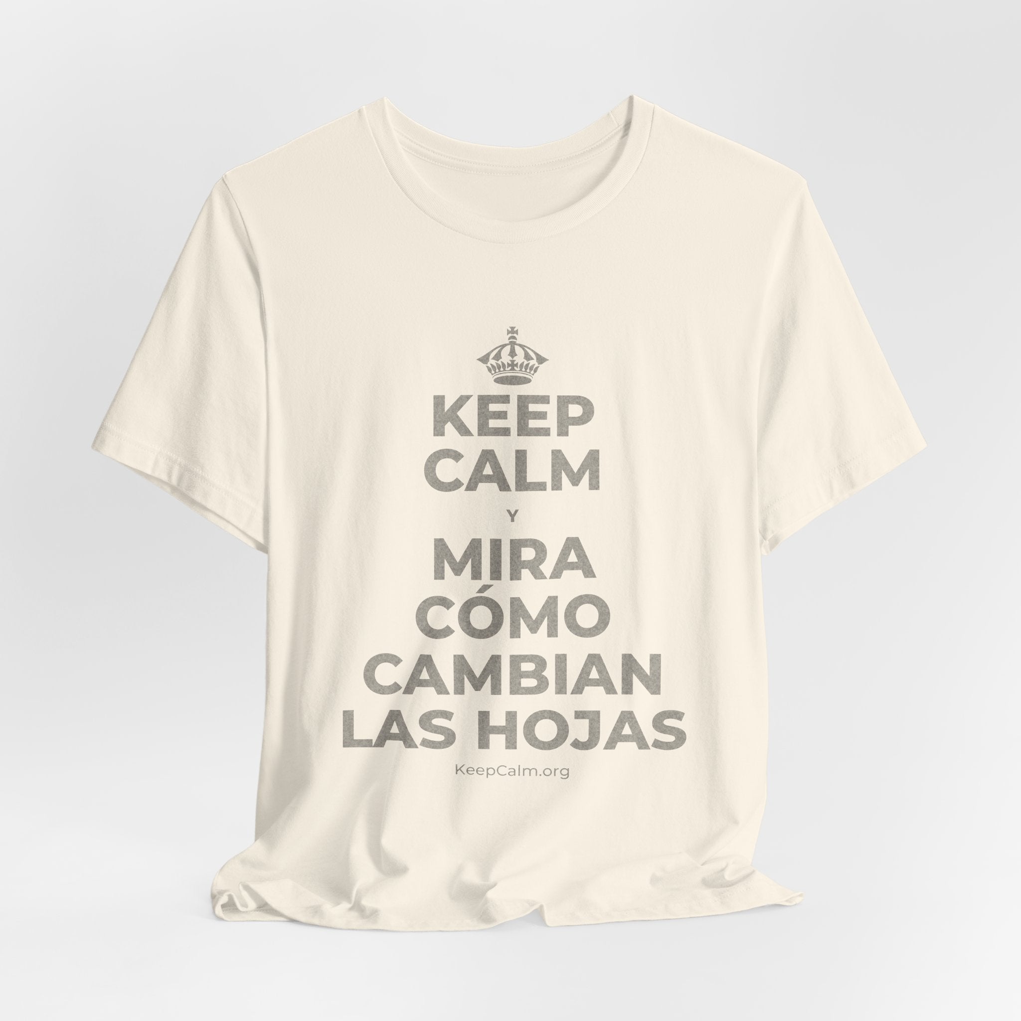 KEEP CALM Y MIRA CÓMO CAMBIAN LAS HOJAS T-Shirt (White–Asphalt)