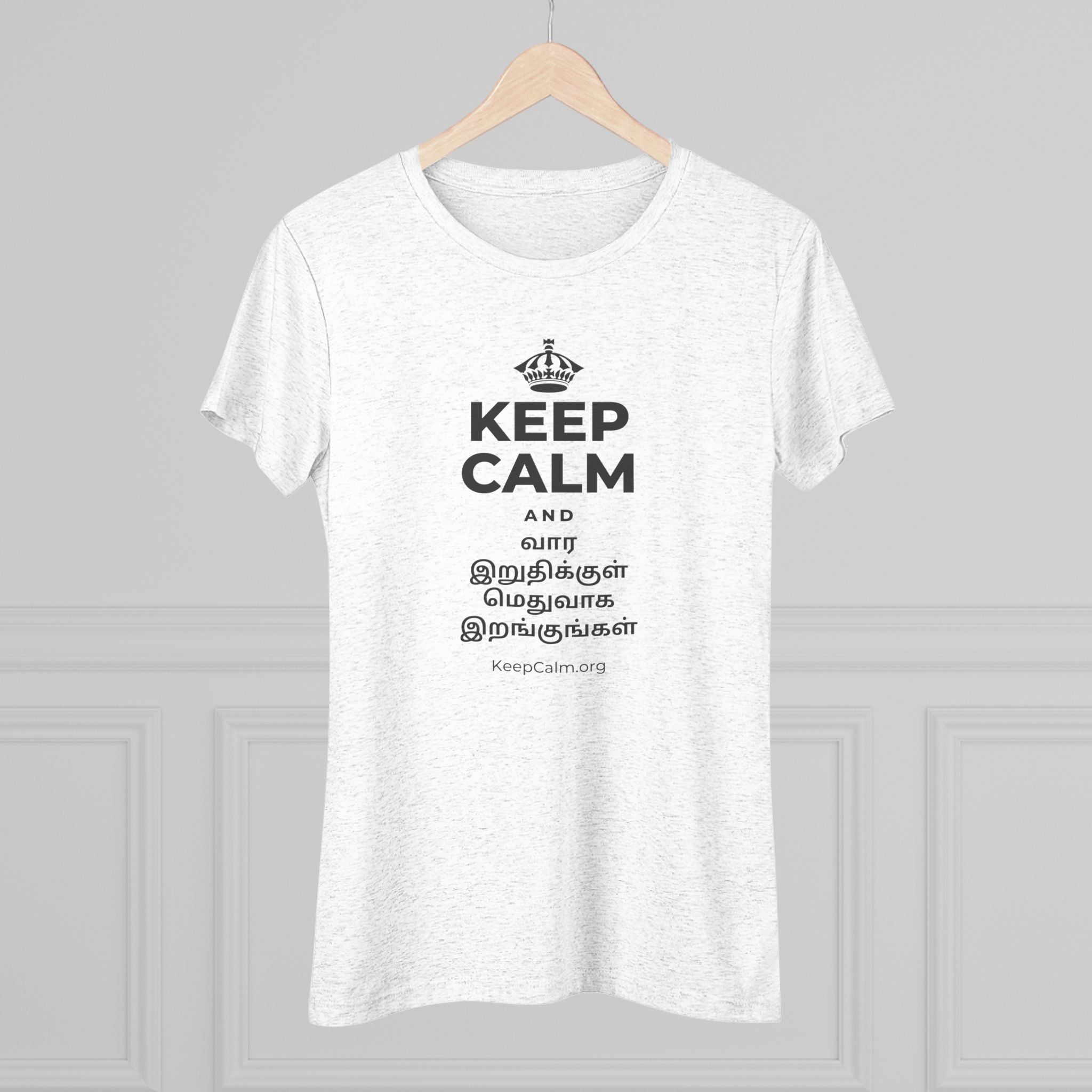KEEP CALM AND வார இறுதிக்குள் மெதுவாக இறங்குங்கள் Women's Tri-Blend Tee
