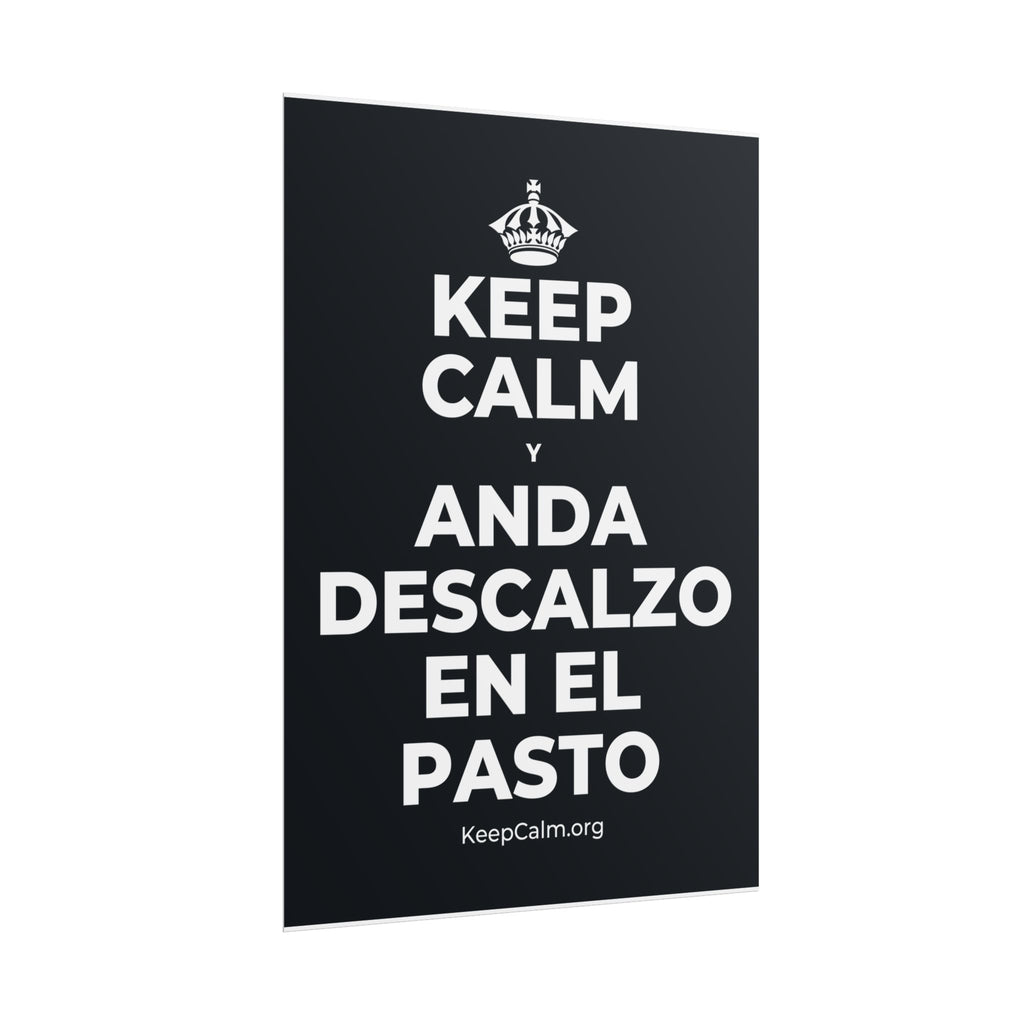 KEEP CALM Y ANDA DESCALZO EN EL PASTO Poster (Dark)