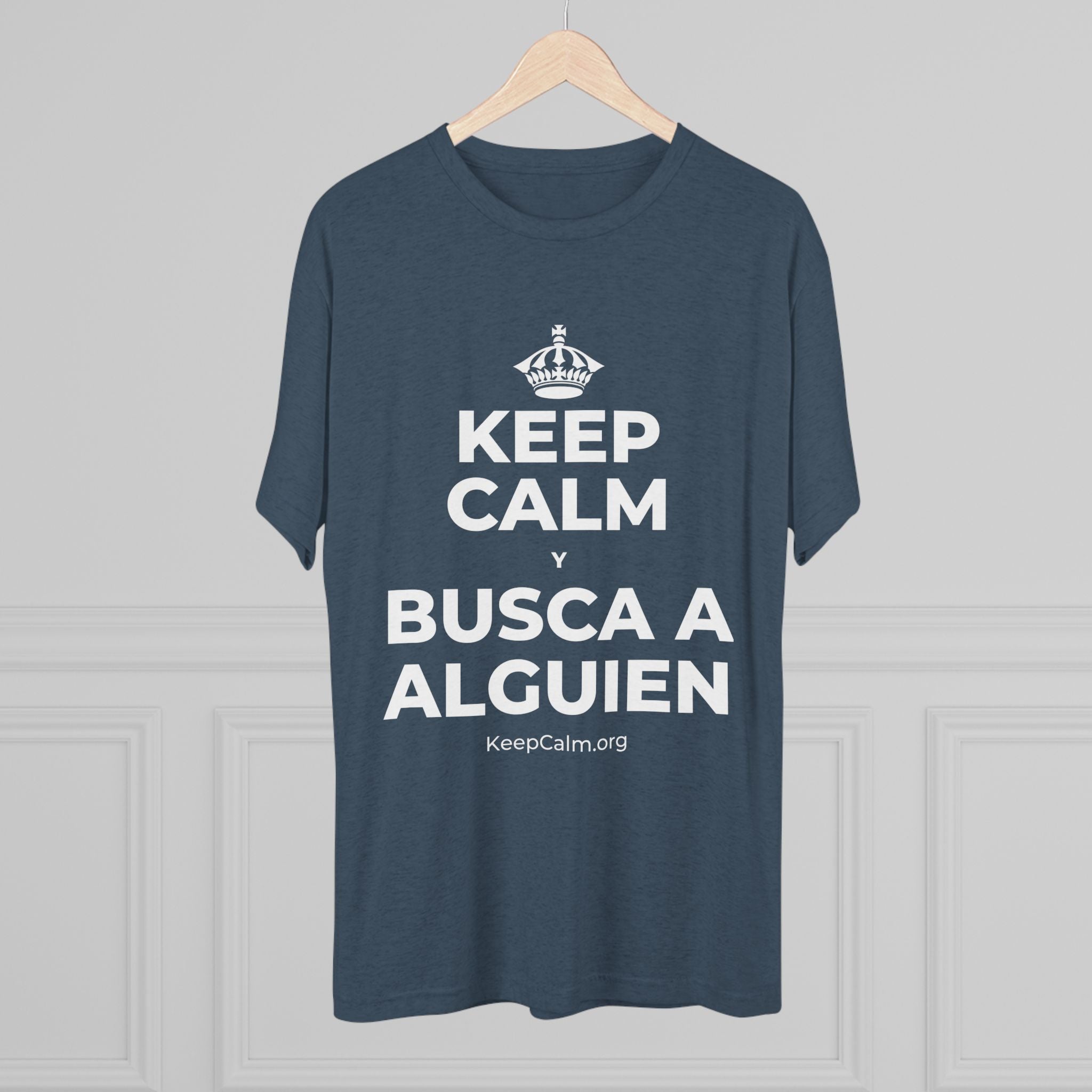 KEEP CALM Y BUSCA A ALGUIEN Tri-Blend Tee