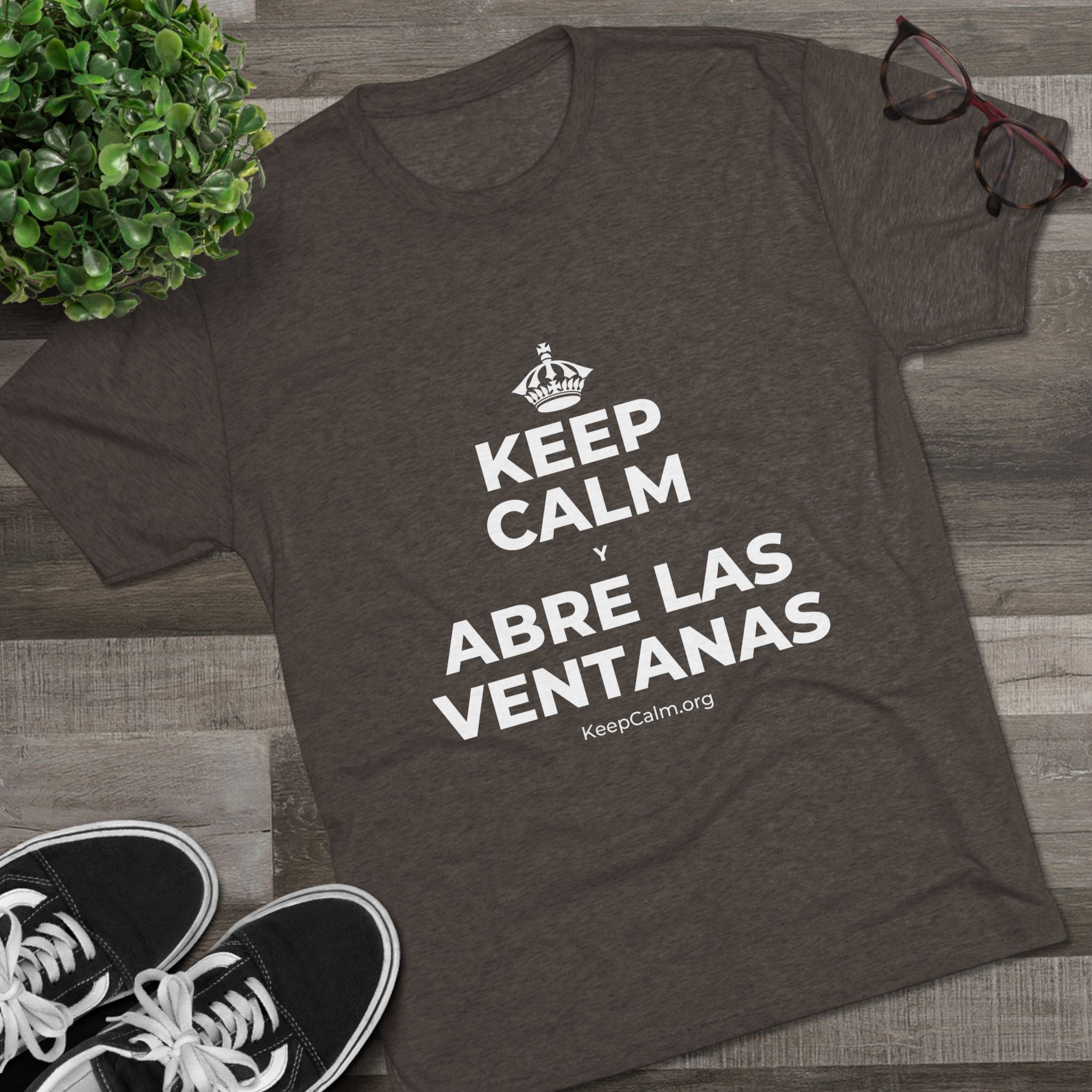 KEEP CALM Y ABRE LAS VENTANAS Tri-Blend Tee