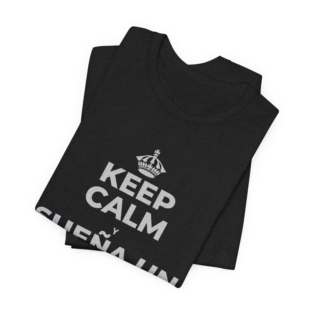 KEEP CALM Y SUEÑA UN POCO MÁS GRANDE T-Shirt (White–Asphalt)