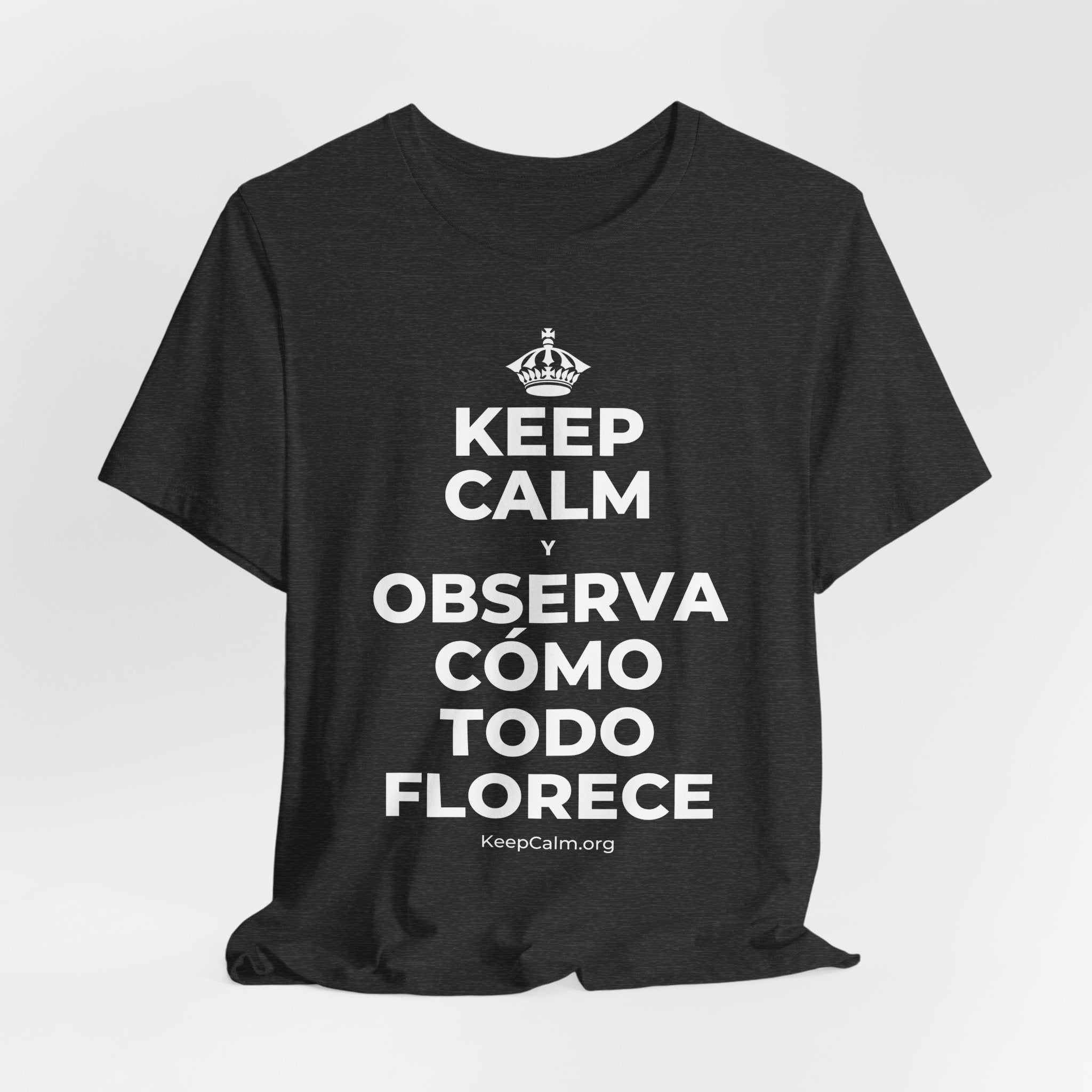 KEEP CALM Y OBSERVA CÓMO TODO FLORECE T-Shirt (White–Asphalt)