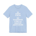KEEP CALM E SII PAZIENTE CON LE NUOVE ABITUDINI T-Shirt (Baby Blue–Silver)