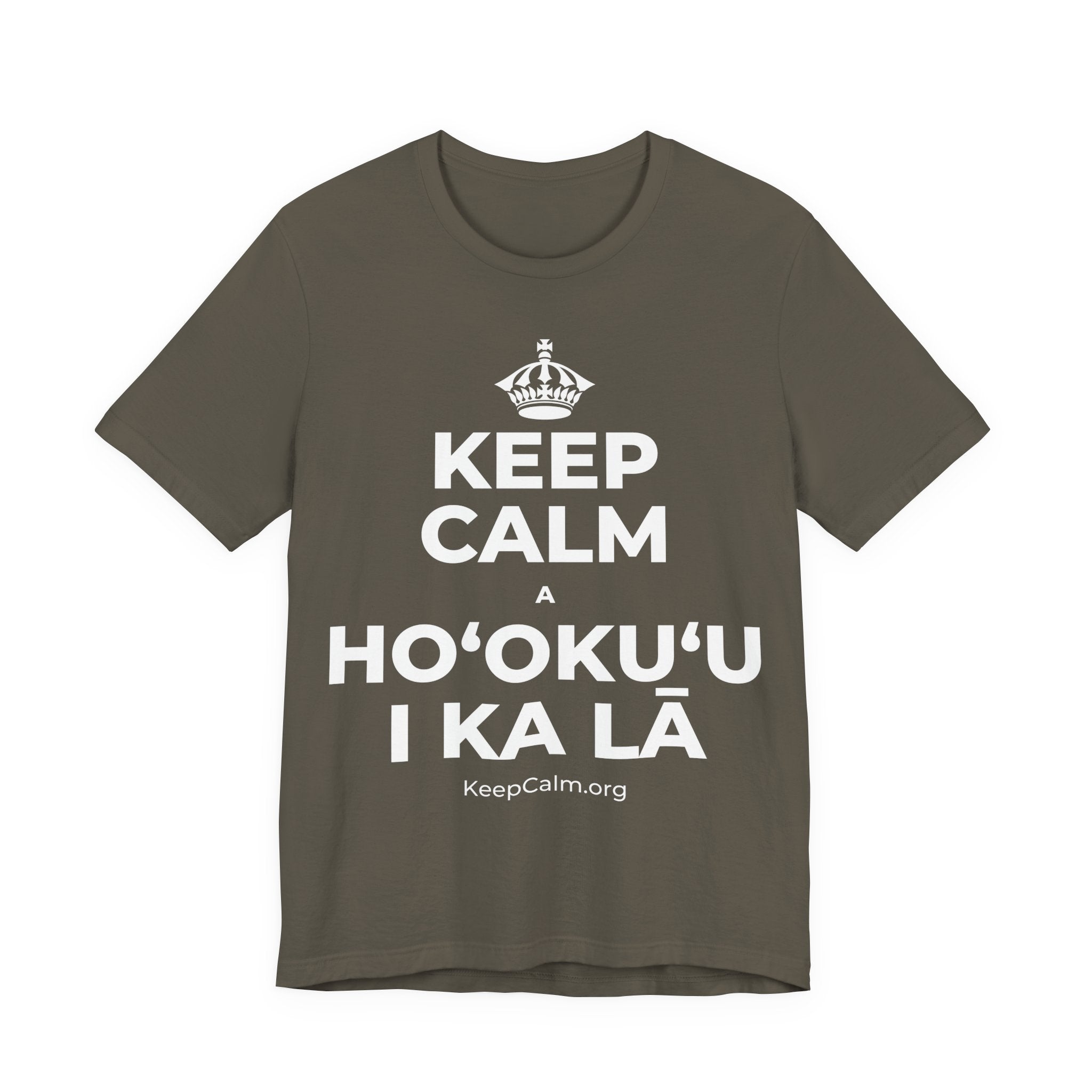 KEEP CALM A HOʻOKUʻU I KA LĀ T-Shirt (White–Asphalt)