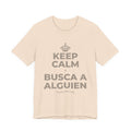KEEP CALM Y BUSCA A ALGUIEN T-Shirt (Soft Cream–Heather Mauve)