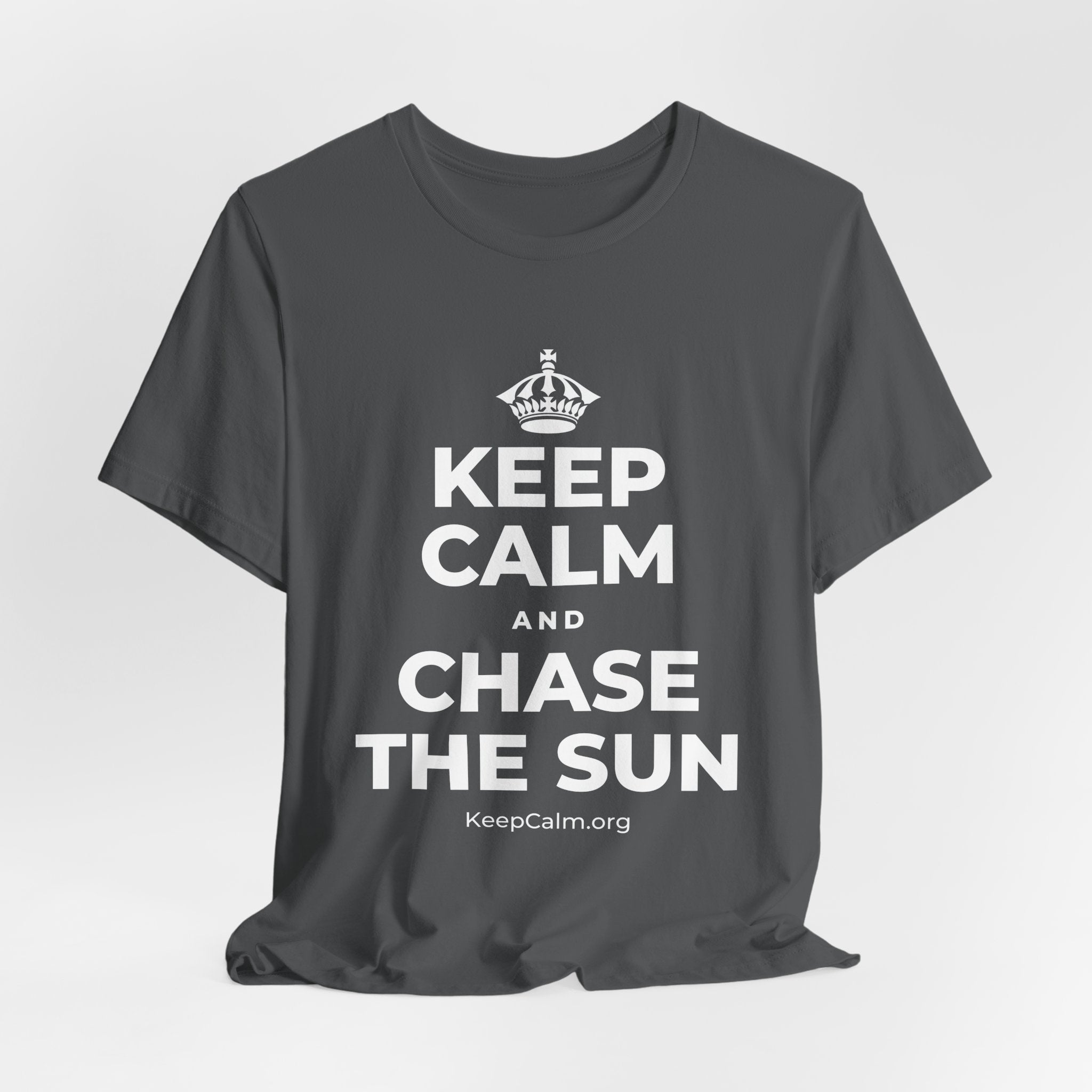 KEEP CALM AND CHASE THE SUN T-Shirt (White–Asphalt)