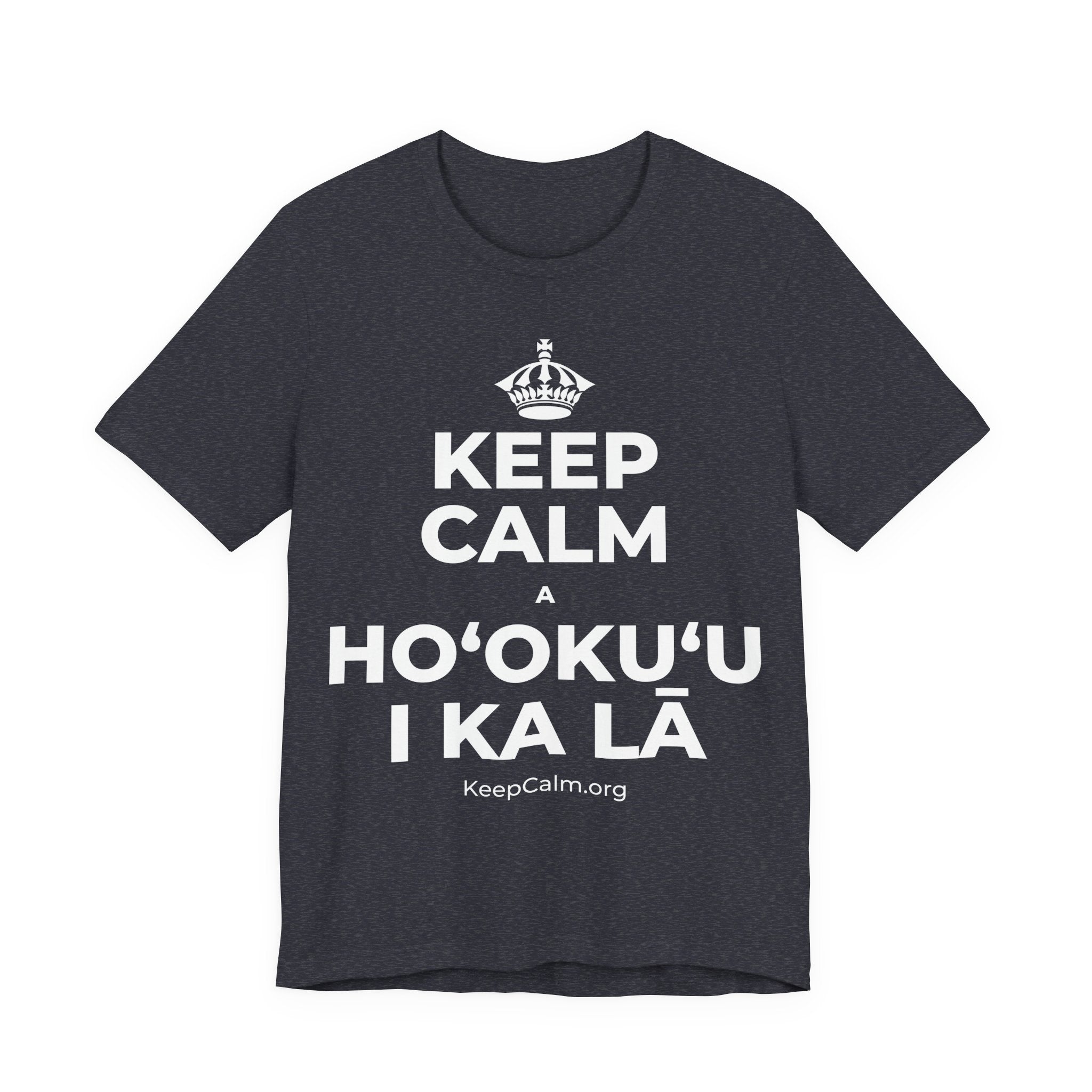 KEEP CALM A HOʻOKUʻU I KA LĀ T-Shirt (White–Asphalt)