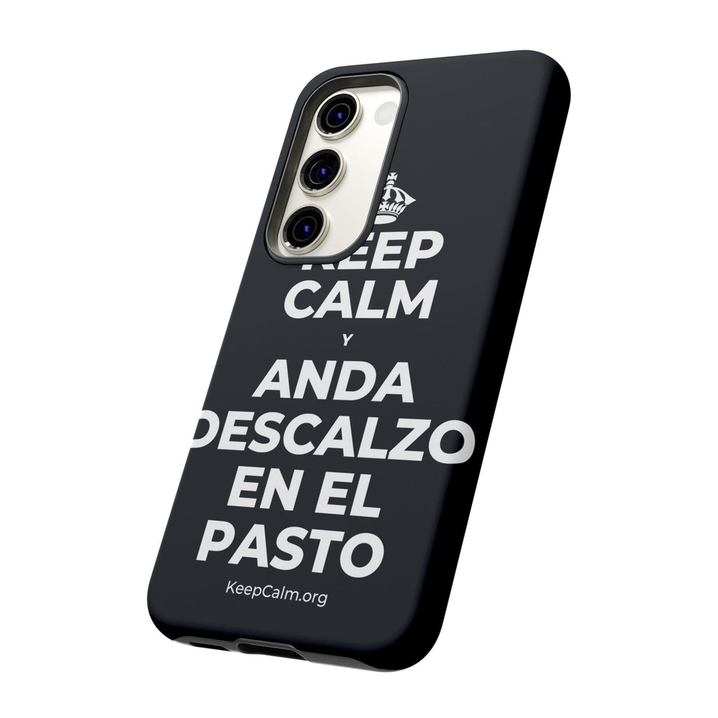 KEEP CALM Y ANDA DESCALZO EN EL PASTO Phone Case (Dark)
