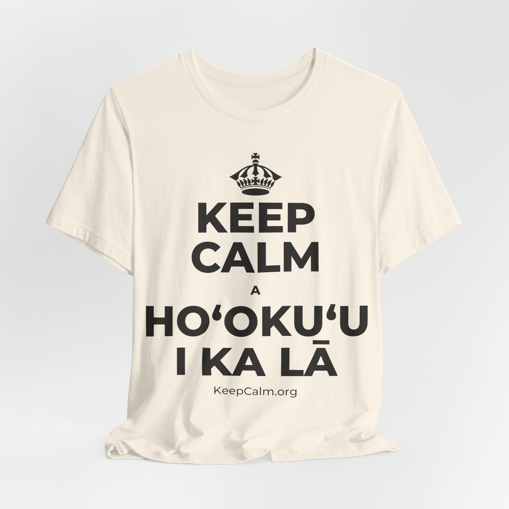 KEEP CALM A HOʻOKUʻU I KA LĀ T-Shirt (White–Asphalt)