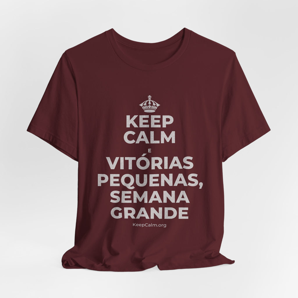 KEEP CALM E VITÓRIAS PEQUENAS, SEMANA GRANDE T-Shirt (Baby Blue–Silver)