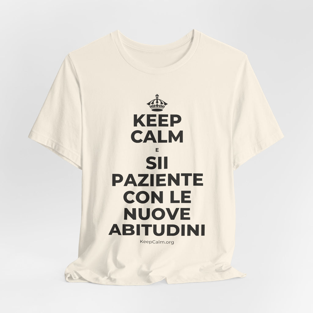 KEEP CALM E SII PAZIENTE CON LE NUOVE ABITUDINI T-Shirt (White–Asphalt)