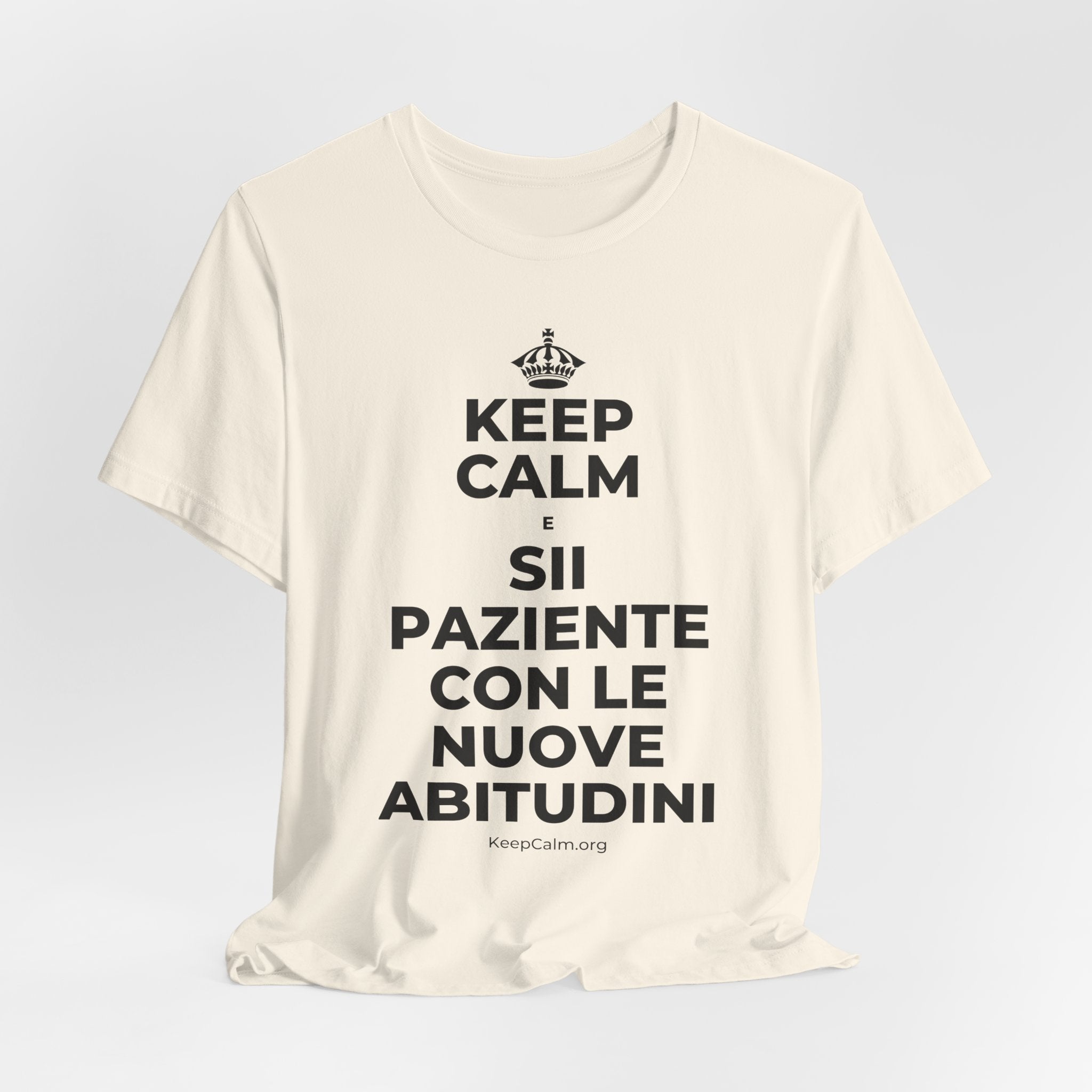 KEEP CALM E SII PAZIENTE CON LE NUOVE ABITUDINI T-Shirt (White–Asphalt)