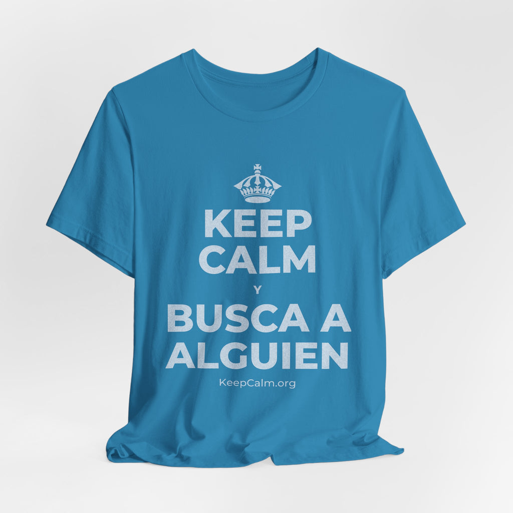 KEEP CALM Y BUSCA A ALGUIEN T-Shirt (White–Asphalt)