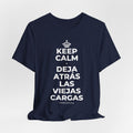 KEEP CALM Y DEJA ATRÁS LAS VIEJAS CARGAS T-Shirt (White–Asphalt)