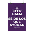 KEEP CALM Y SÉ DE LOS QUE AYUDAN Satin Poster