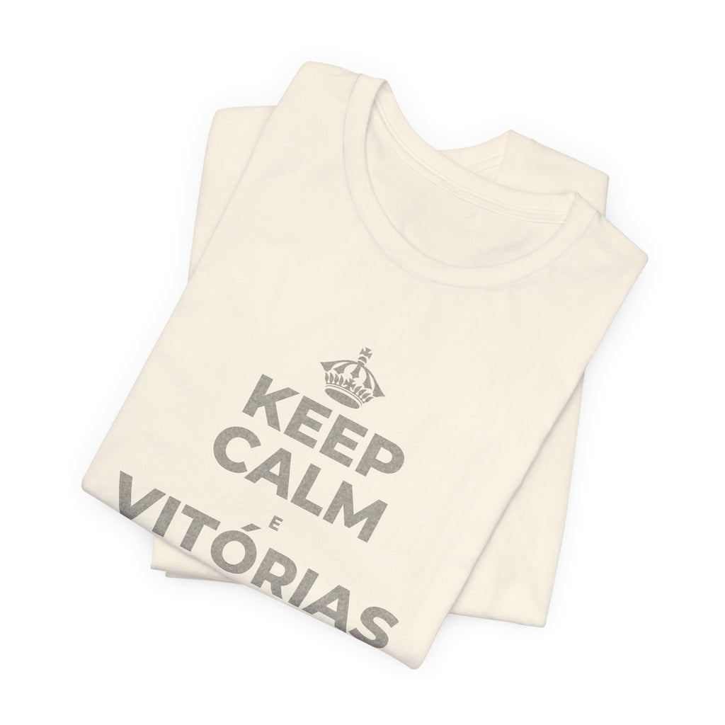 KEEP CALM E VITÓRIAS PEQUENAS, SEMANA GRANDE T-Shirt (White–Asphalt)
