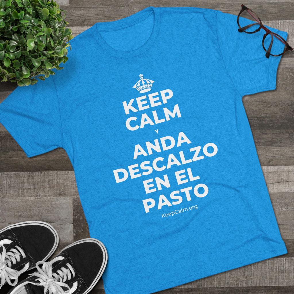 KEEP CALM Y ANDA DESCALZO EN EL PASTO Tri-Blend Tee