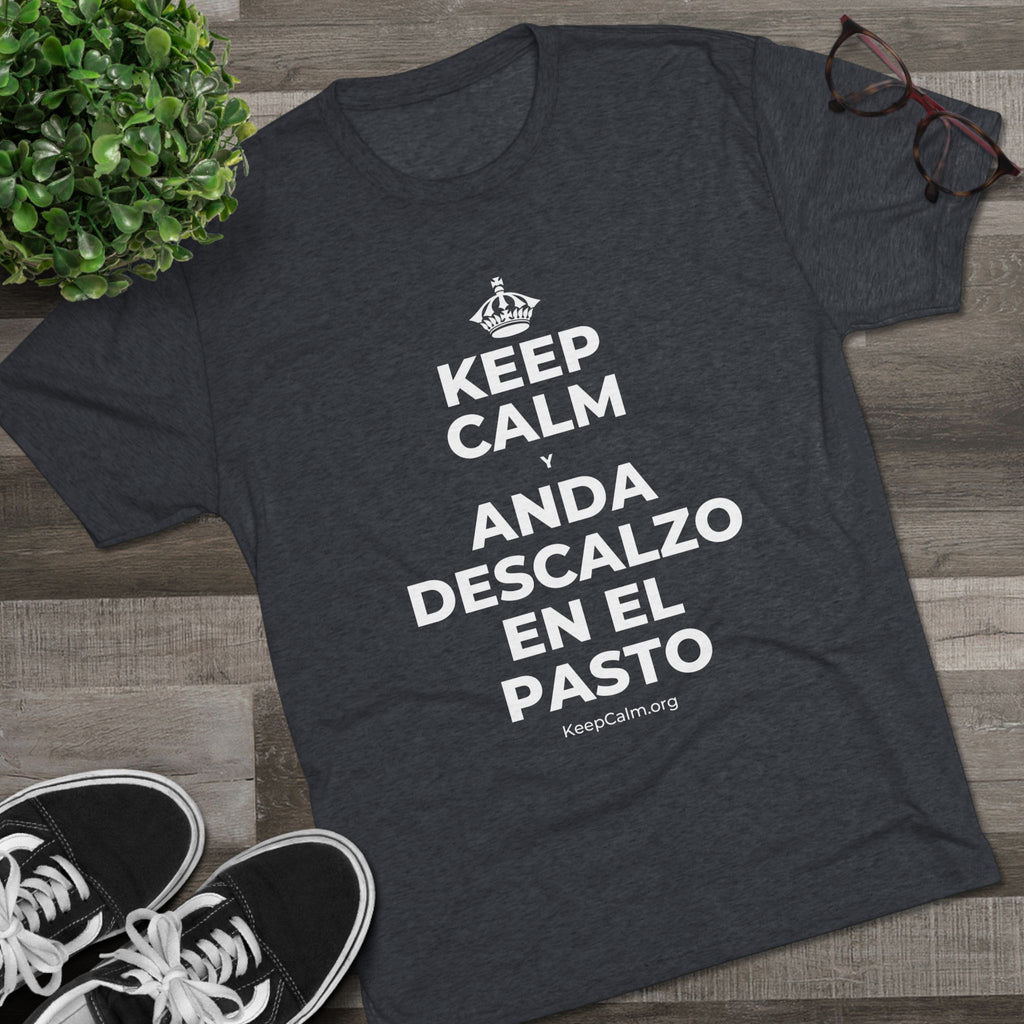 KEEP CALM Y ANDA DESCALZO EN EL PASTO Tri-Blend Tee