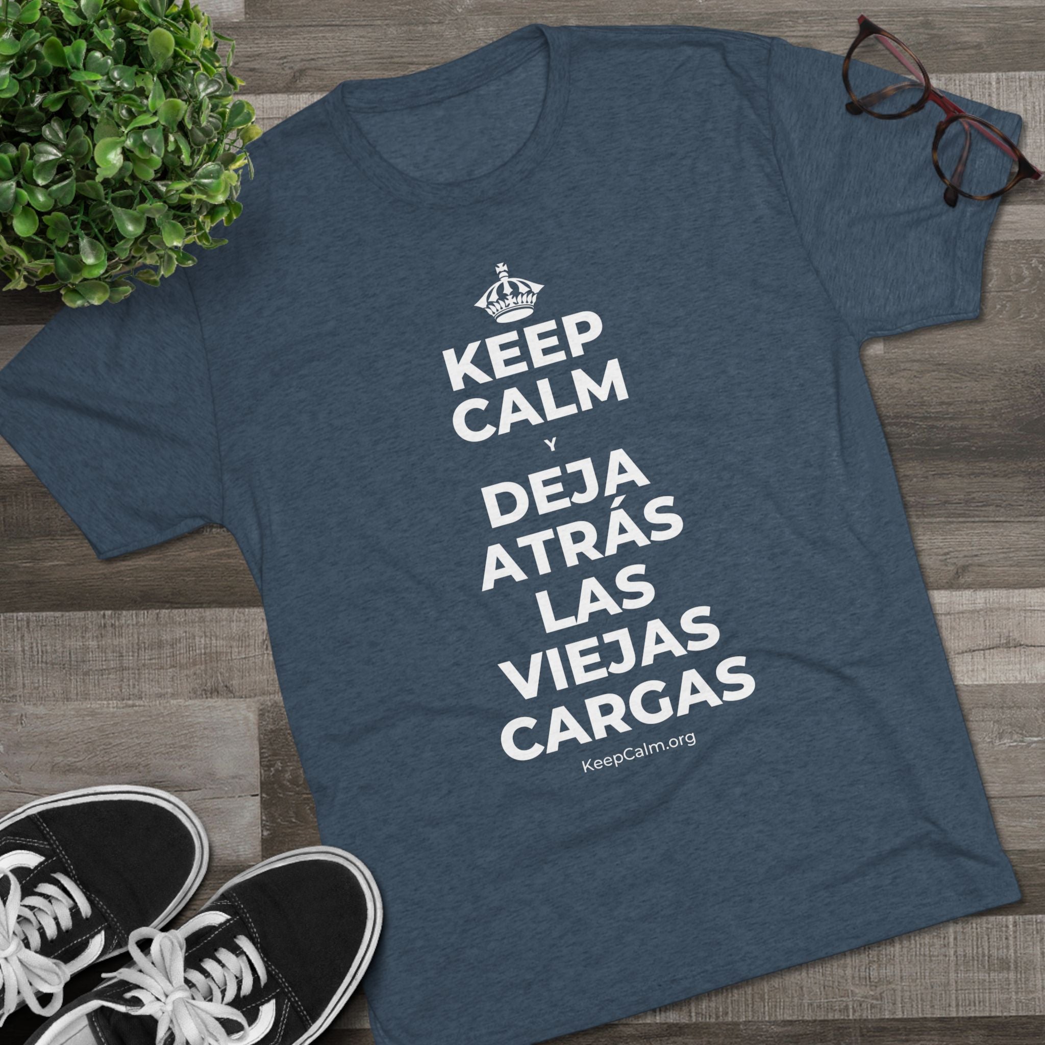 KEEP CALM Y DEJA ATRÁS LAS VIEJAS CARGAS Tri-Blend Tee