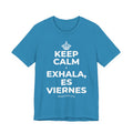 KEEP CALM Y EXHALA, ES VIERNES T-Shirt (White–Asphalt)