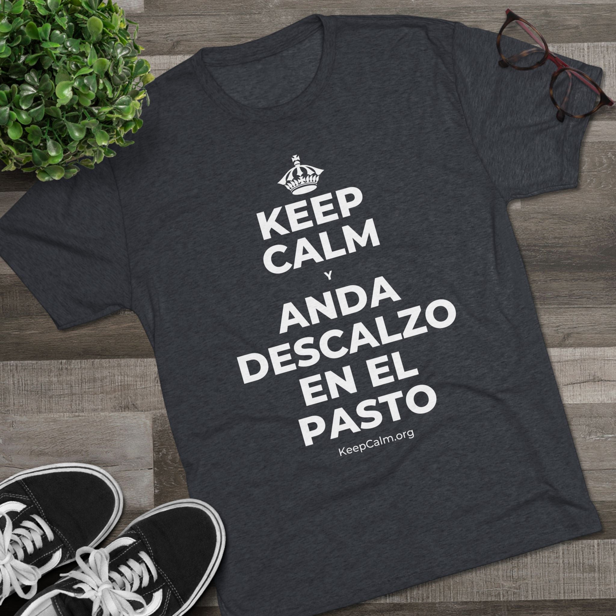 KEEP CALM Y ANDA DESCALZO EN EL PASTO Tri-Blend Tee