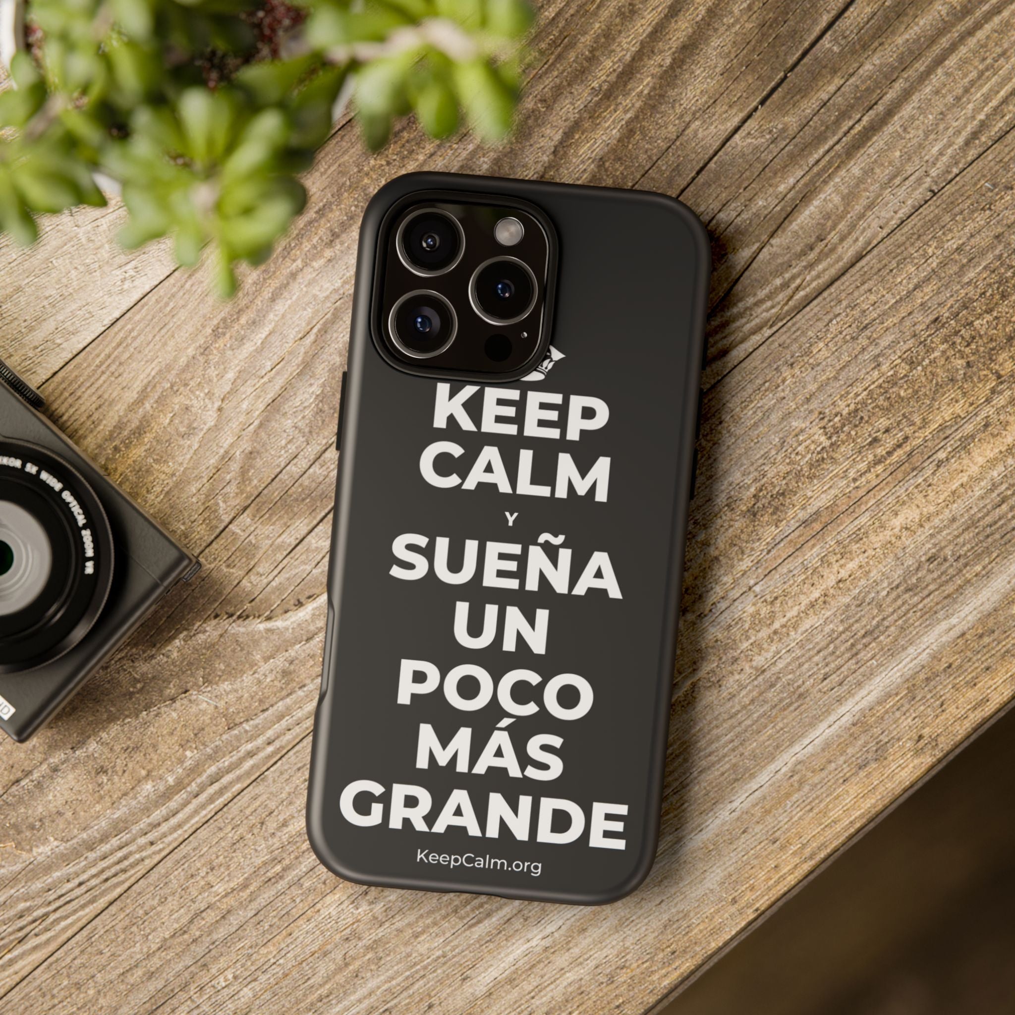 KEEP CALM Y SUEÑA UN POCO MÁS GRANDE Phone Case (Dark)