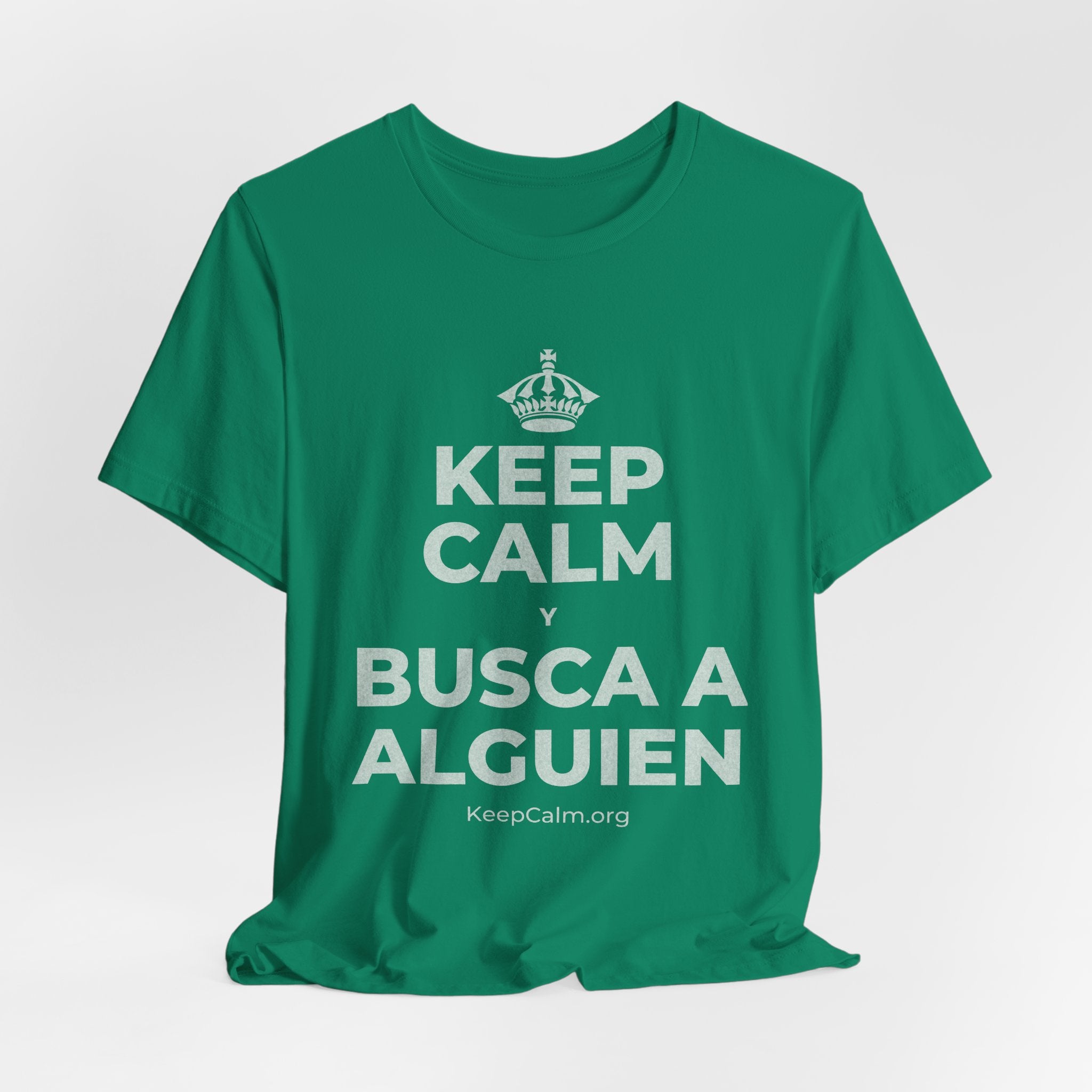 KEEP CALM Y BUSCA A ALGUIEN T-Shirt (White–Asphalt)