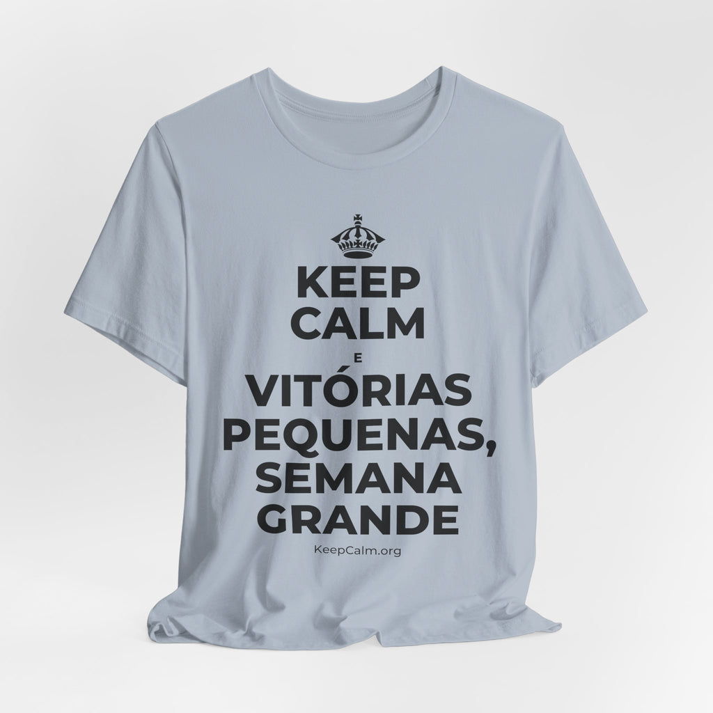 KEEP CALM E VITÓRIAS PEQUENAS, SEMANA GRANDE T-Shirt (White–Asphalt)