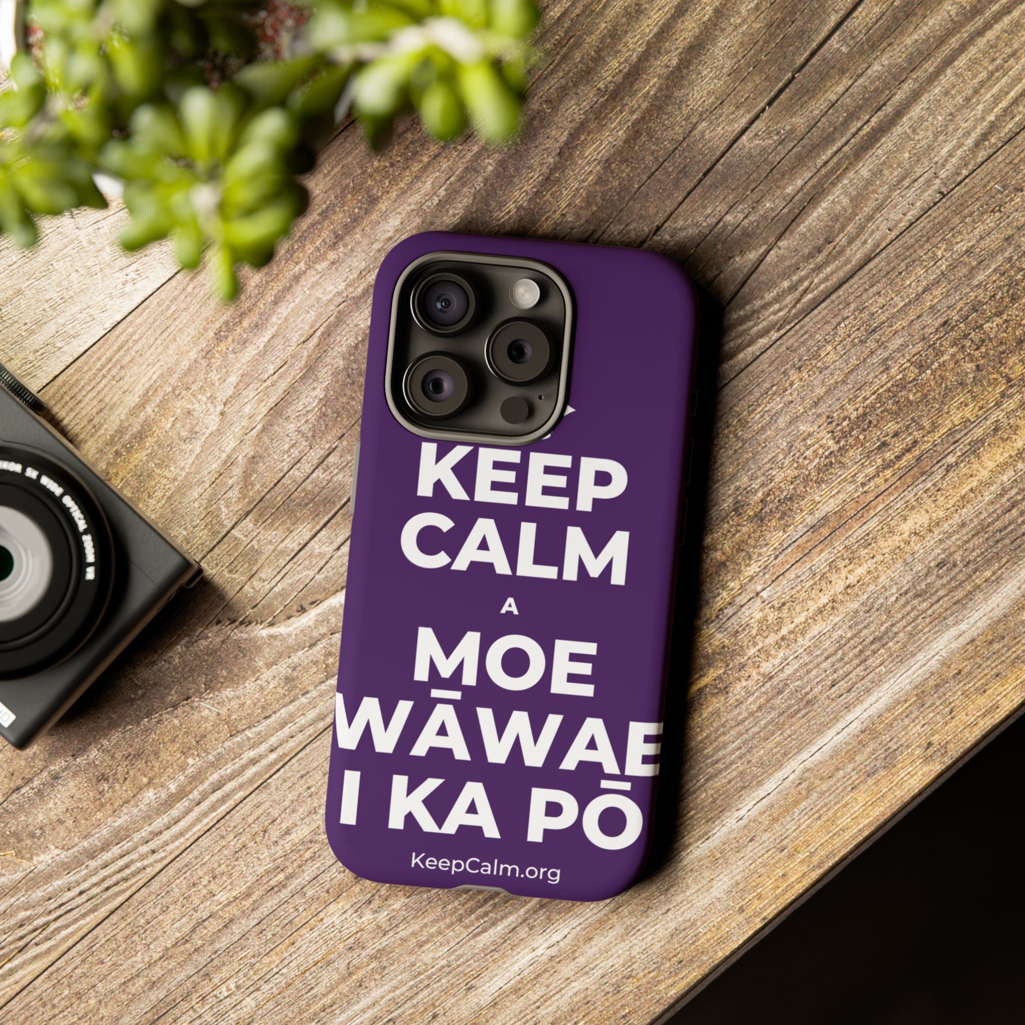 KEEP CALM A MOE WĀWAE I KA PŌ Phone Case