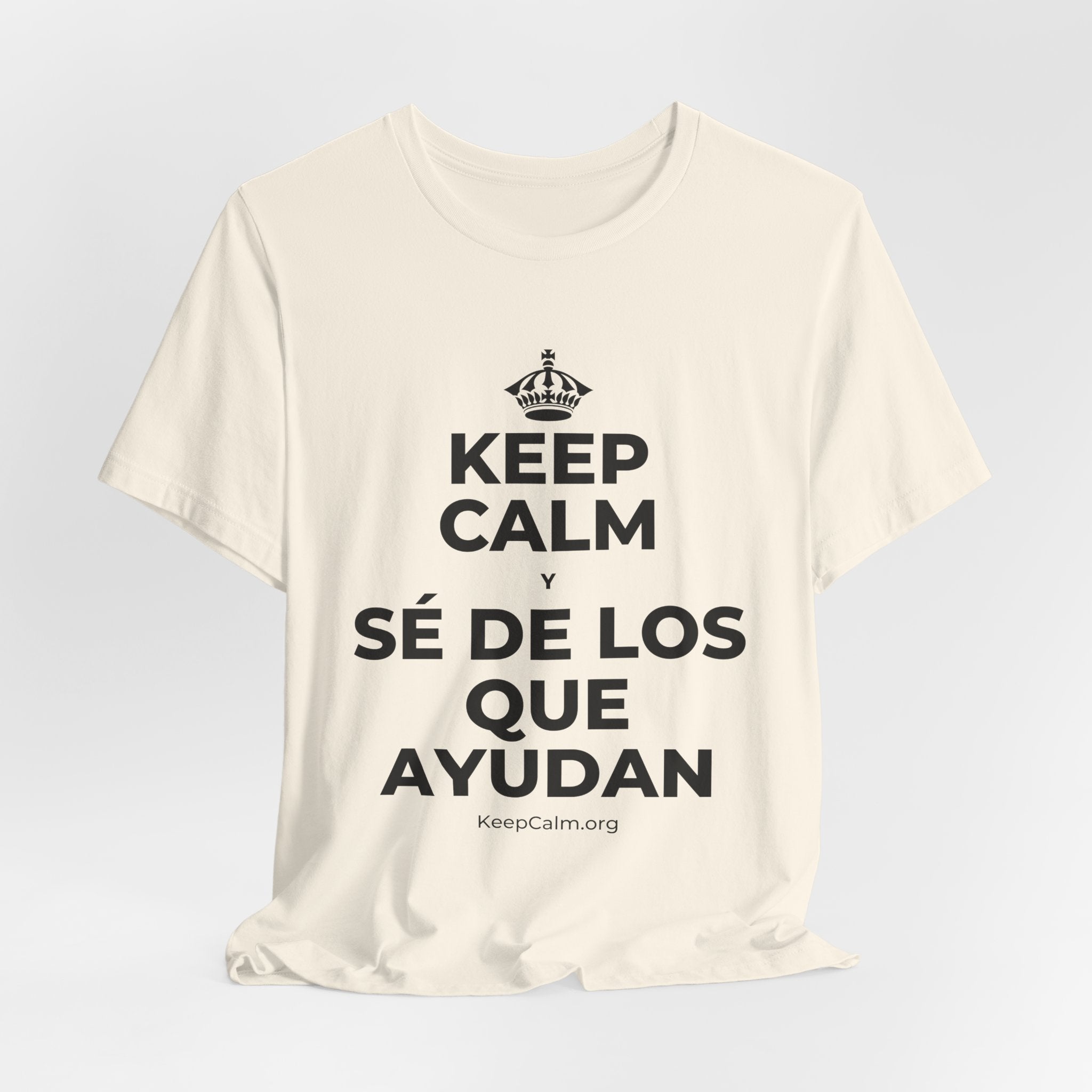 KEEP CALM Y SÉ DE LOS QUE AYUDAN T-Shirt (White–Asphalt)