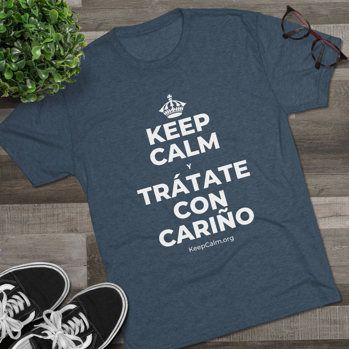 KEEP CALM Y TRÁTATE CON CARIÑO Tri-Blend Tee
