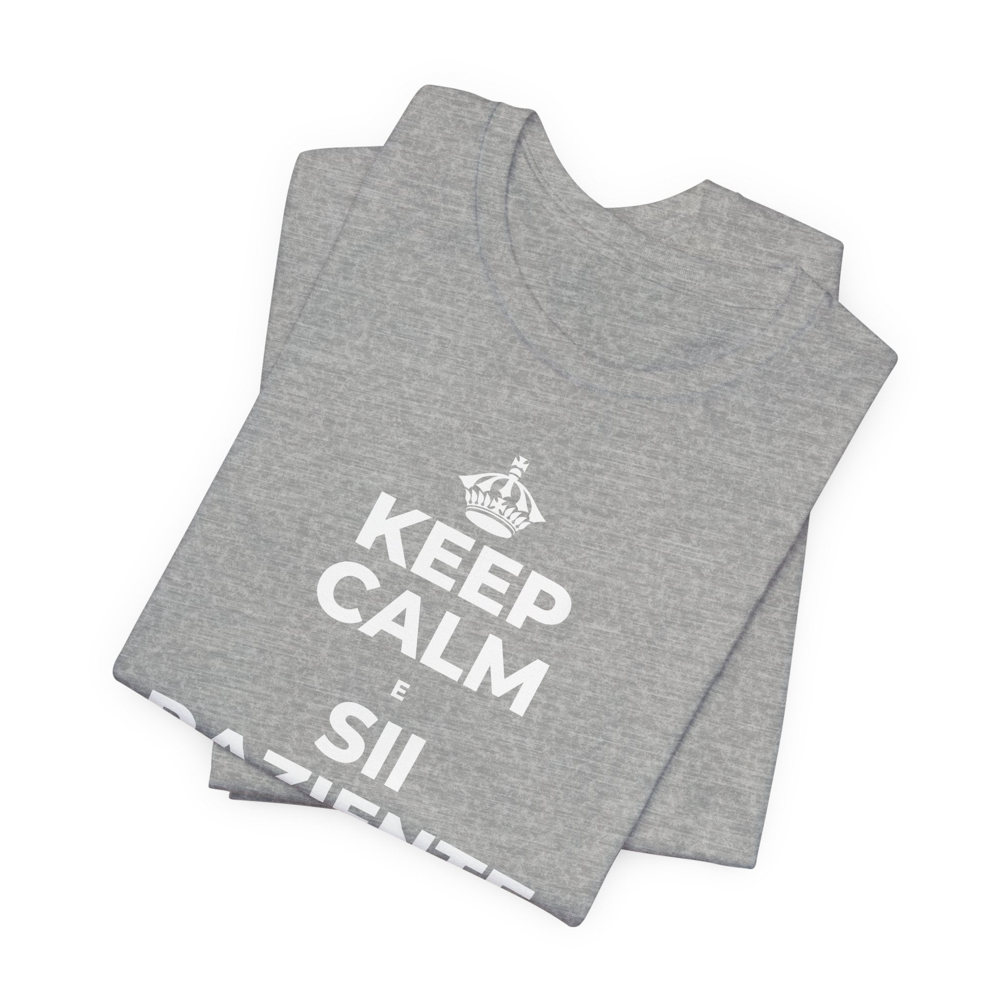 KEEP CALM E SII PAZIENTE CON LE NUOVE ABITUDINI T-Shirt (White–Asphalt)